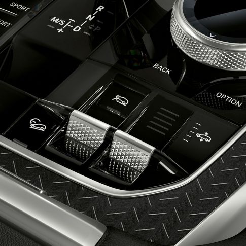 Konsola środkowa BMW X6. Zbliżenie na wnętrze BMW X6 z widokiem konsoli środkowej.