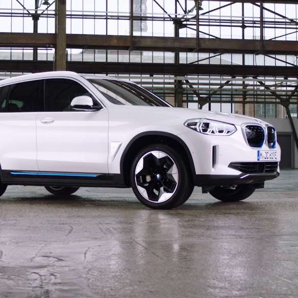 BMW iX3 G08, łączność, film BMW iX3 G08 2020, biel mineralna, metalizowany, łączność, film