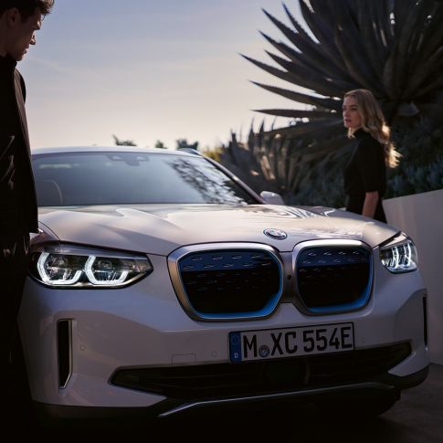 BMW iX3 G08, przedni półprofil z atrapą chłodnicy BMW i BMW iX3 G08 2020, biel mineralna, metalizowany, przedni półprofil z atrapą chłodnicy BMW i