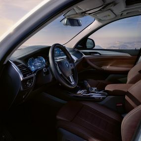 Kokpit BMW iX3 G08, widok z otwartymi drzwiami Kokpit BMW iX3 G08 2020, biel mineralna, metalizowany, widok z otwartymi drzwiami