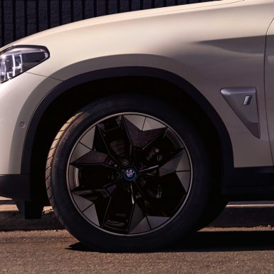 Koła aerodynamiczne BMW iX3 G08, zbliżenie na koło Koła aerodynamiczne BMW iX3 G08 2020, biel mineralna, metalizowany, zbliżenie na koło, wygląd zewnętrzny