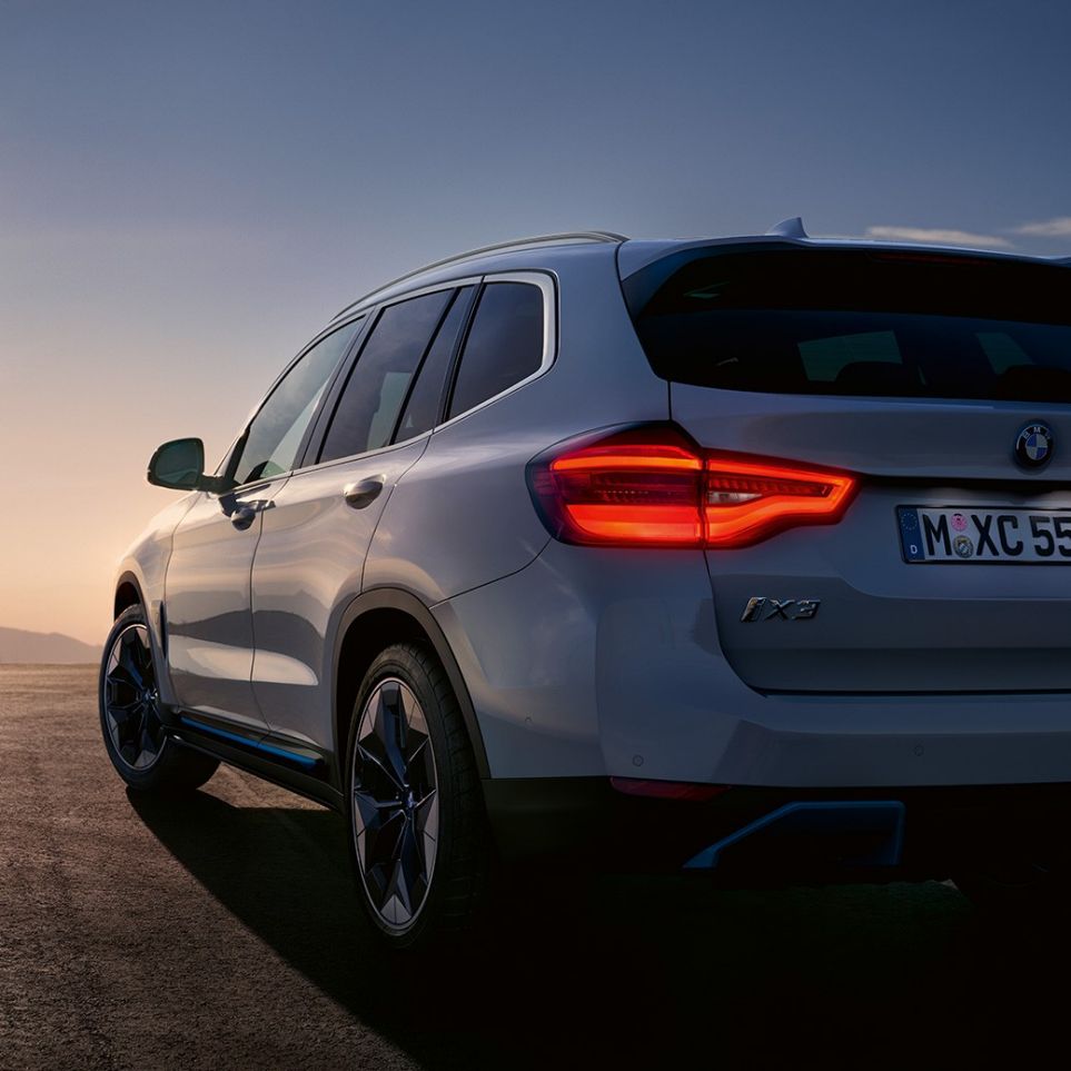 BMW iX3 G08, tylny półprofil na ulicy BMW iX3 G08 2020, biel mineralna, metalizowany, tylny półprofil na ulicy