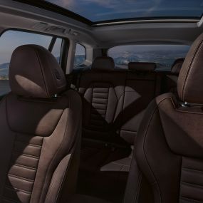 Fotele sportowe ze skóry Vernasca w kolorze mokki BMW iX3 G08 Fotele sportowe ze skóry Vernasca w kolorze mokki BMW iX3 G08 2020, wnętrze