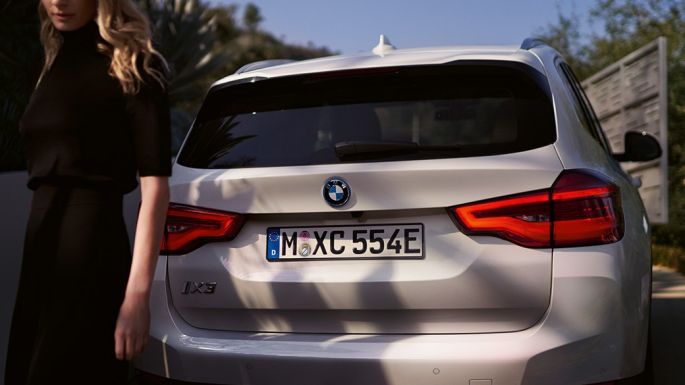 Tył ze specyficznym dla BMW i dyfuzorem, BMW iX3 G08, widok z tyłu z kobietą Tył ze specyficznym dla BMW i dyfuzorem, BMW iX3 G08 2020, biel mineralna, metalizowany, widok z tyłu z kobietą