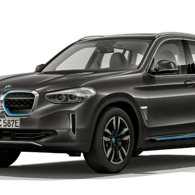 BMW iX3 G08 2020, model Inspiring, przedni półprofil BMW iX3 G08 2020, model Inspiring, szary Sophisto z brylantowym połyskiem, przedni półprofil
