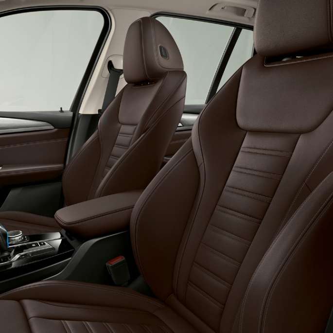 BMW iX3 G08 model Impressive, sportowe fotele skórze Vernasca czarna BMW iX3 G08 2020 model Impressive, sportowe fotele przednie w skórze Vernasca czarna, wnętrze