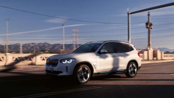 BMW IconicSounds Electric BMW iX3 G08 BMW IconicSounds Electric BMW iX3 G08 2020, biel mineralna, metalizowany, widok podczas jazdy na ulicy