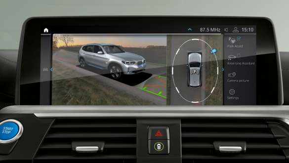 Asystent parkowania plus BMW iX3 G08 Asystent parkowania plus BMW iX3 G08 2020, monitor pokładowy, wnętrze