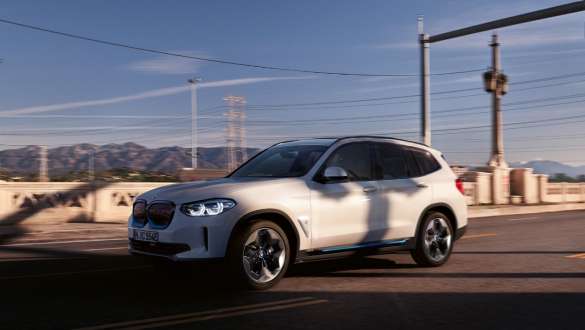 Adaptacyjny układ jezdny M BMW iX3 G08 podczas jazdy Adaptacyjny układ jezdny M BMW iX3 G08 2020, biel mineralna metalizowany, przedni półprofil podczas jazdy