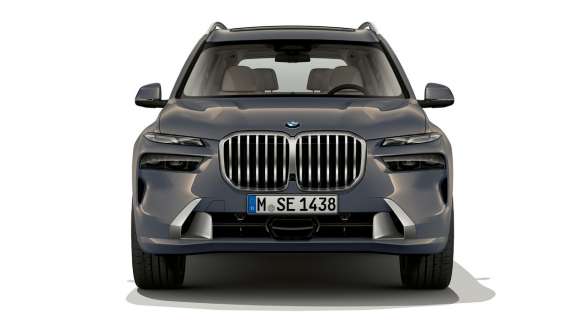 BMW X7 G07 LCI widok z przodu połyskujący miedziany szary metalizowany BMW X7 G07 LCI widok z przodu podczas postoju połyskujący miedziany szary metalizowany