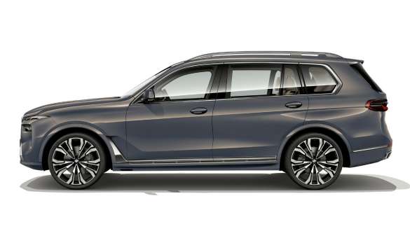 BMW X7 G07 LCI widok z boku połyskujący miedziany szary metalizowany BMW X7 G07 LCI widok z boku podczas postoju połyskujący miedziany szary metalizowany