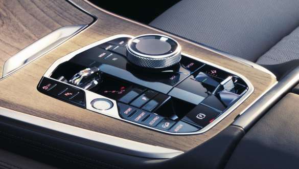 Szklane aplikacje CraftedClarity zbliżenie BMW X7 G07 LCI Szklane aplikacje CraftedClarity na panelu obsługi zbliżenie BMW X7 G07 LCI
