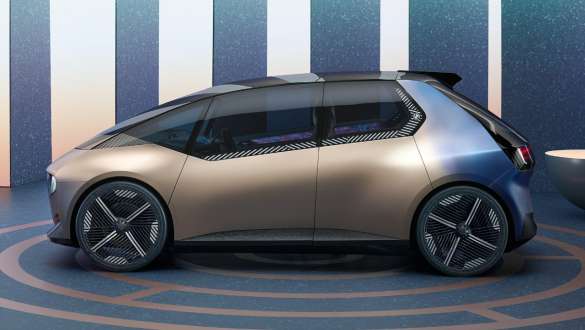 BMW i Vision Circular 2021 widok z boku BMW i Vision Circular 2021 samochód studyjny widok z boku