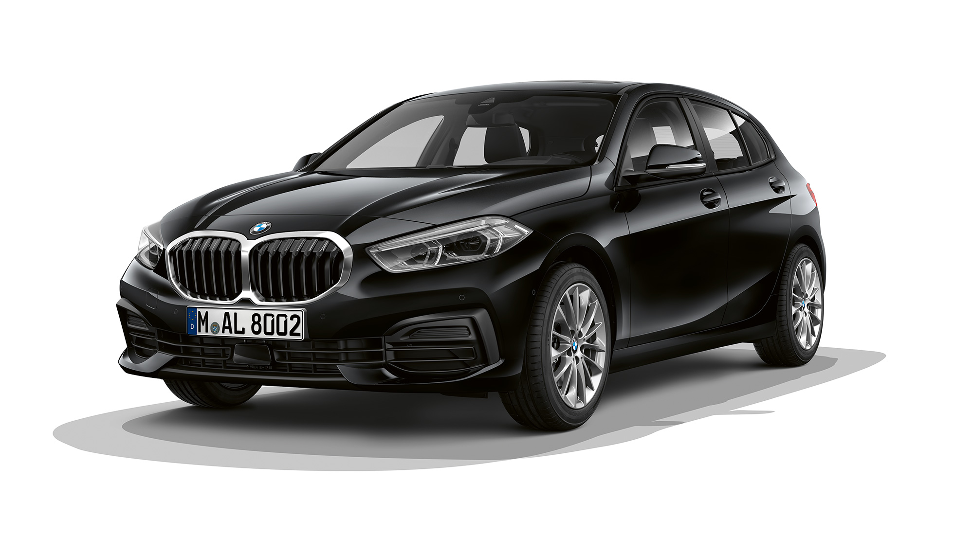 BMW serii 1, model Advantage, przedni półprofil. BMW serii 1, model Advantage w kolorze czarnym, zdjęcie studyjne, przedni półprofil.