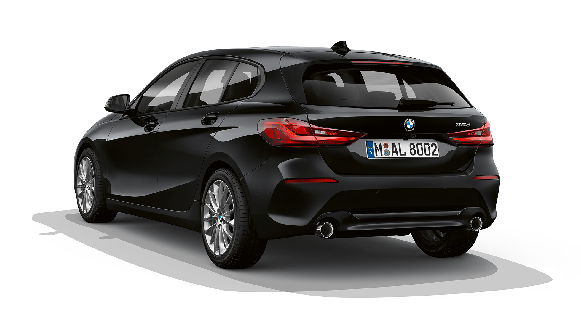 BMW serii 1, model Advantage, tylny półprofil. BMW serii 1, model Advantage w kolorze czarnym, zdjęcie studyjne, tylny półprofil.