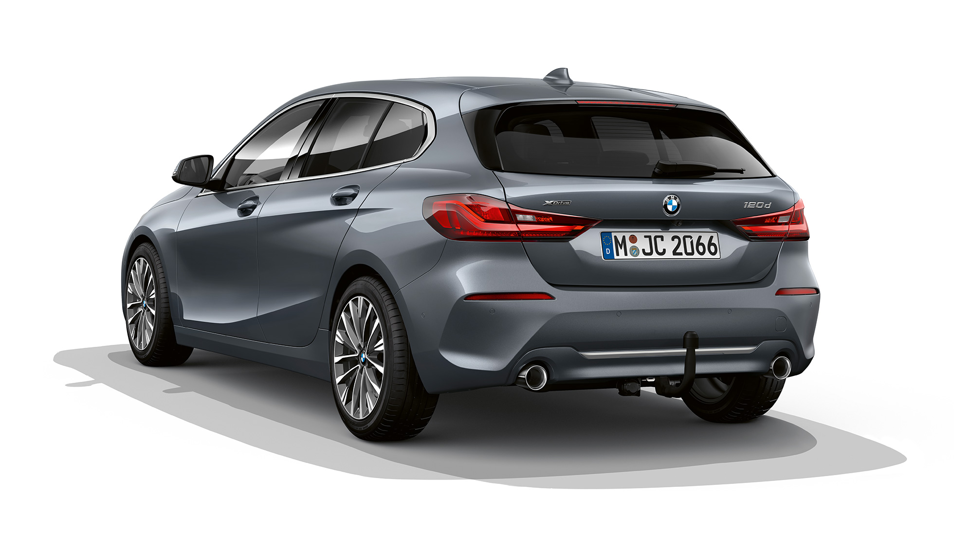 BMW serii 1, model Luxury Line, w metalizowanym kolorze Storm Bay, zdjęcie studyjne, tylny półprofil.