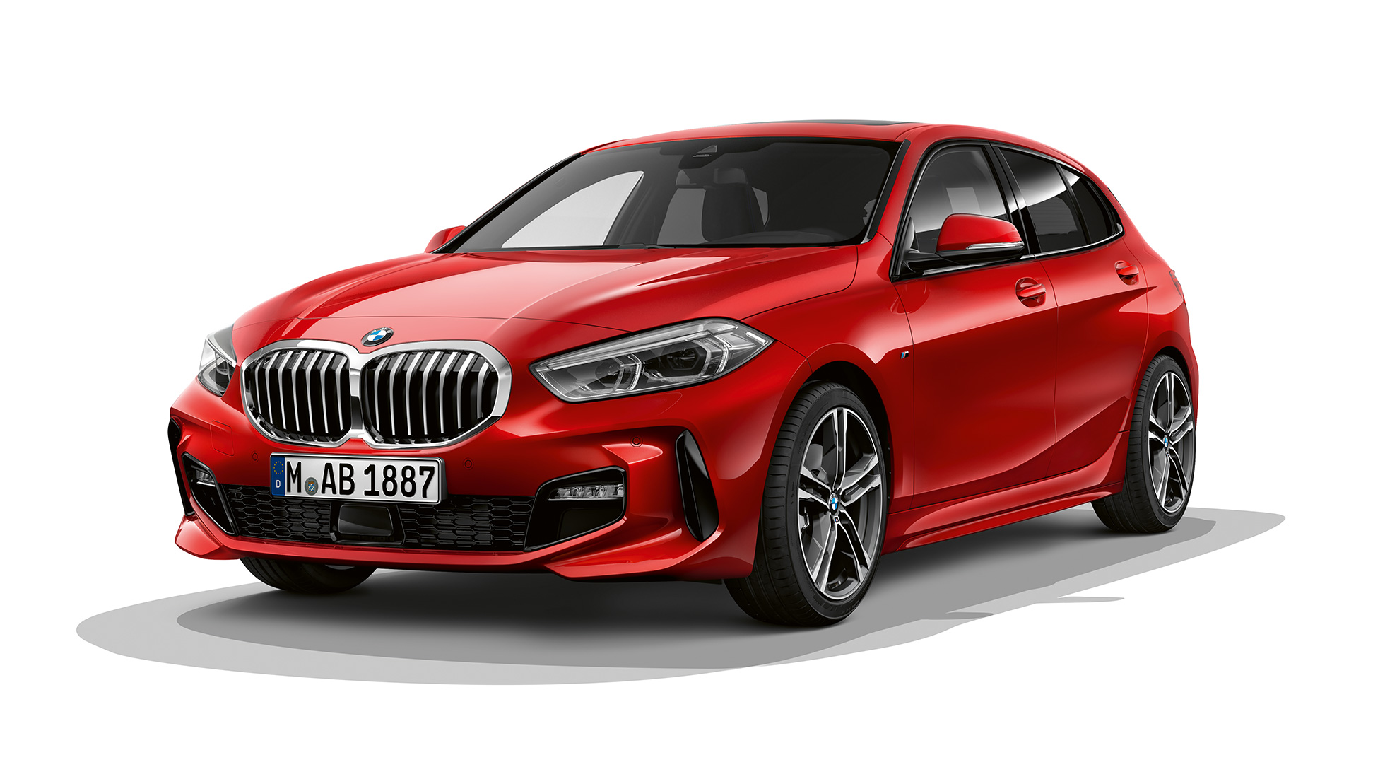 BMW serii 1, model M Sport, w metalizowanym kolorze czerwień Melbourne, zdjęcie studyjne, przedni półprofil.