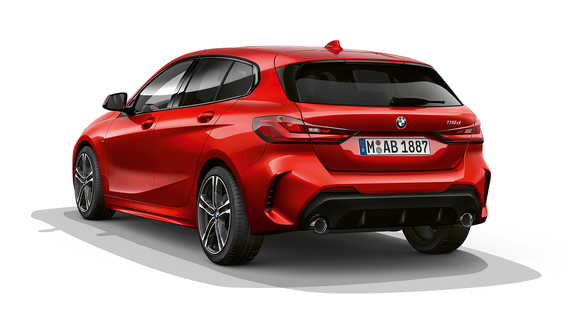 BMW serii 1, model M Sport, w metalizowanym kolorze czerwień Melbourne, zdjęcie studyjne, tylny półprofil.