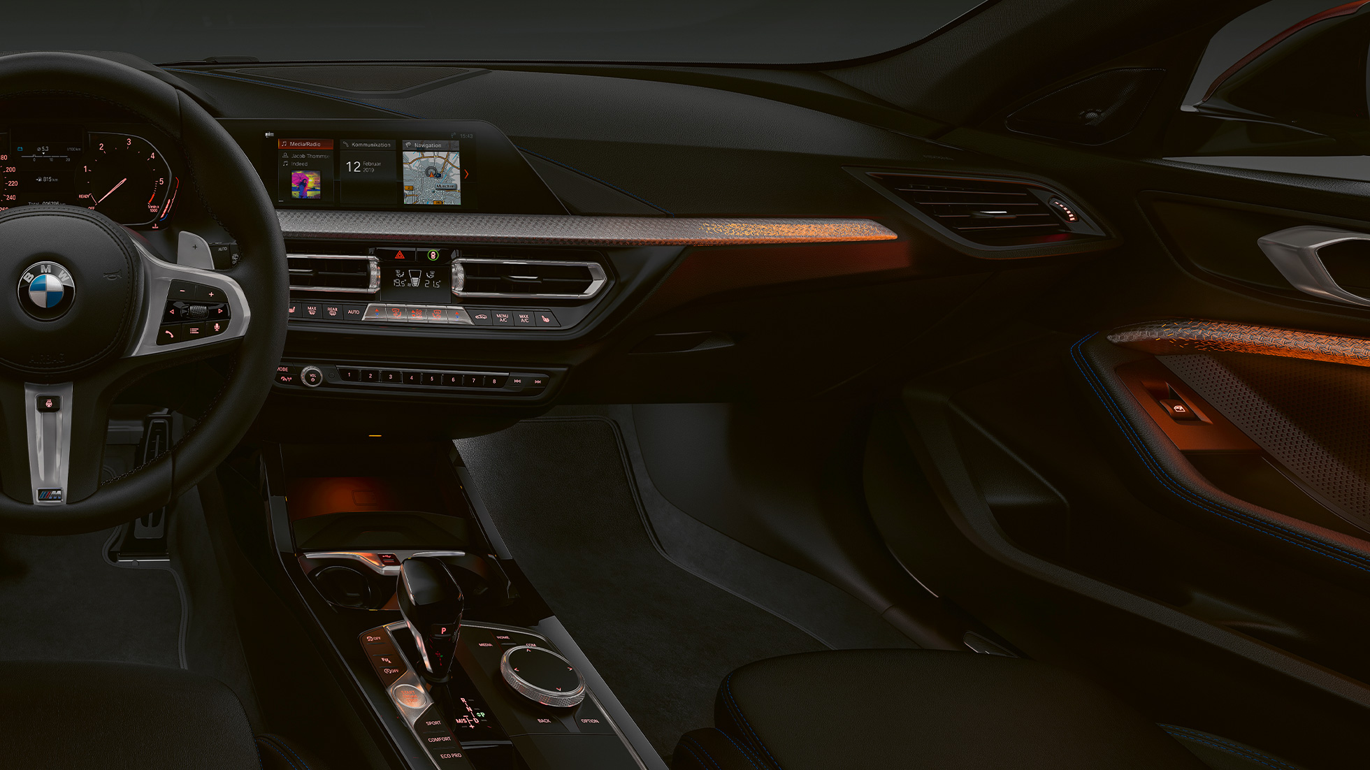 BMW serii 1, model M Sport, listwy ozdobne „Illuminated Boston”.
