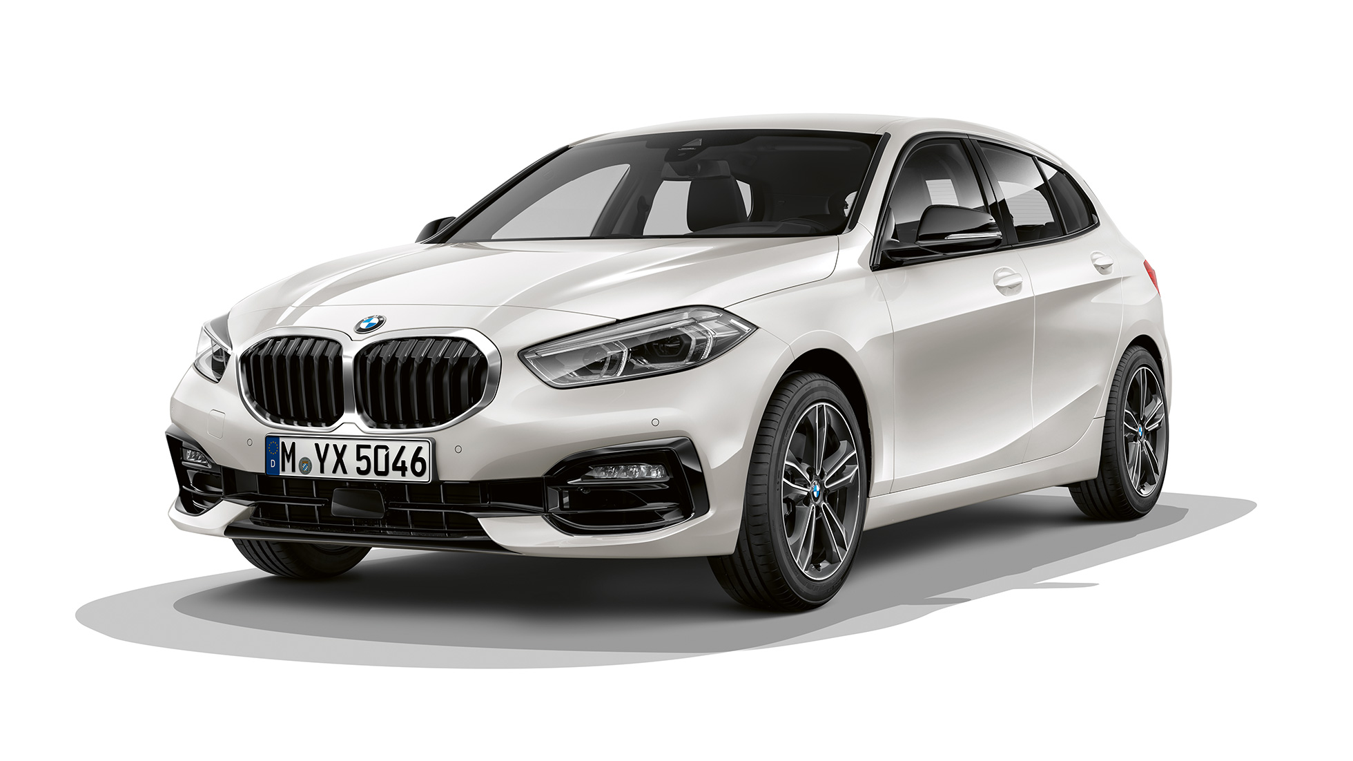 BMW serii 1, model Sport Line, przedni półprofil. BMW serii 1, model Sport Line, w metalizowanym kolorze bieli mineralnej, zdjęcie studyjne, przedni półprofil.