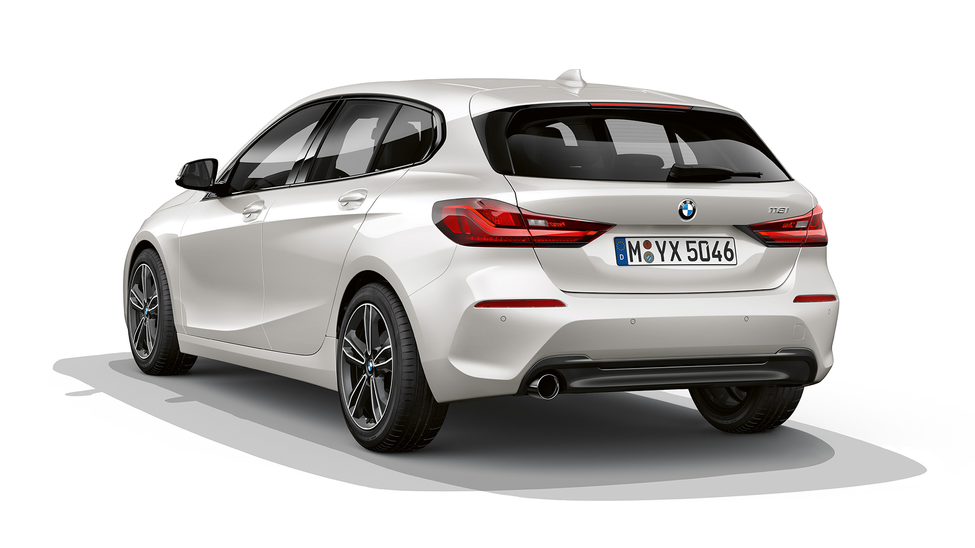 BMW serii 1, model Sport Line, tylny półprofil. BMW serii 1, model Sport Line, w metalizowanym kolorze bieli mineralnej, zdjęcie studyjne, tylny półprofil.