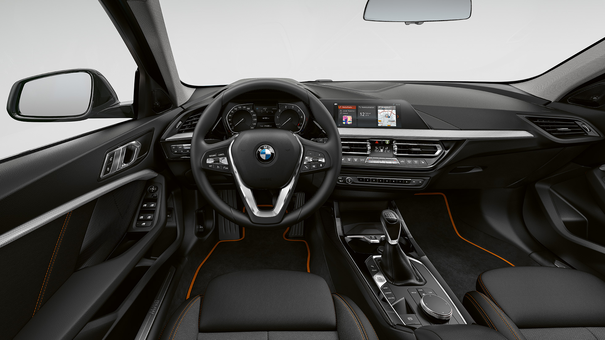 Sportowa kierownica skórzana. BMW serii 1, model Sport Line, kokpit ze sportową kierownicą skórzaną.