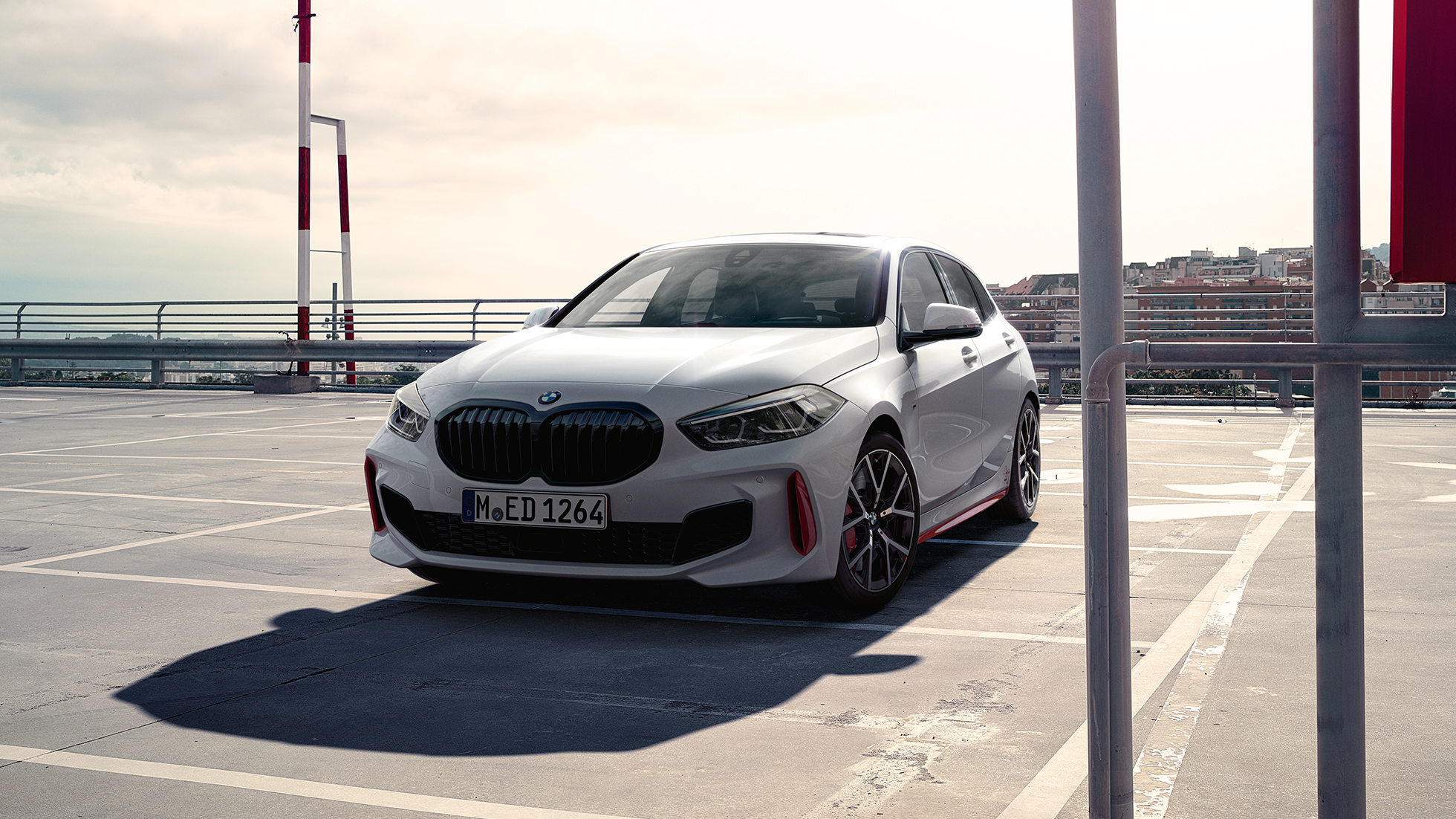 BMW serii 1 128ti przedni półprofil BMW serii 1 128ti F40, przedni półprofil na parkingu wielopoziomowym