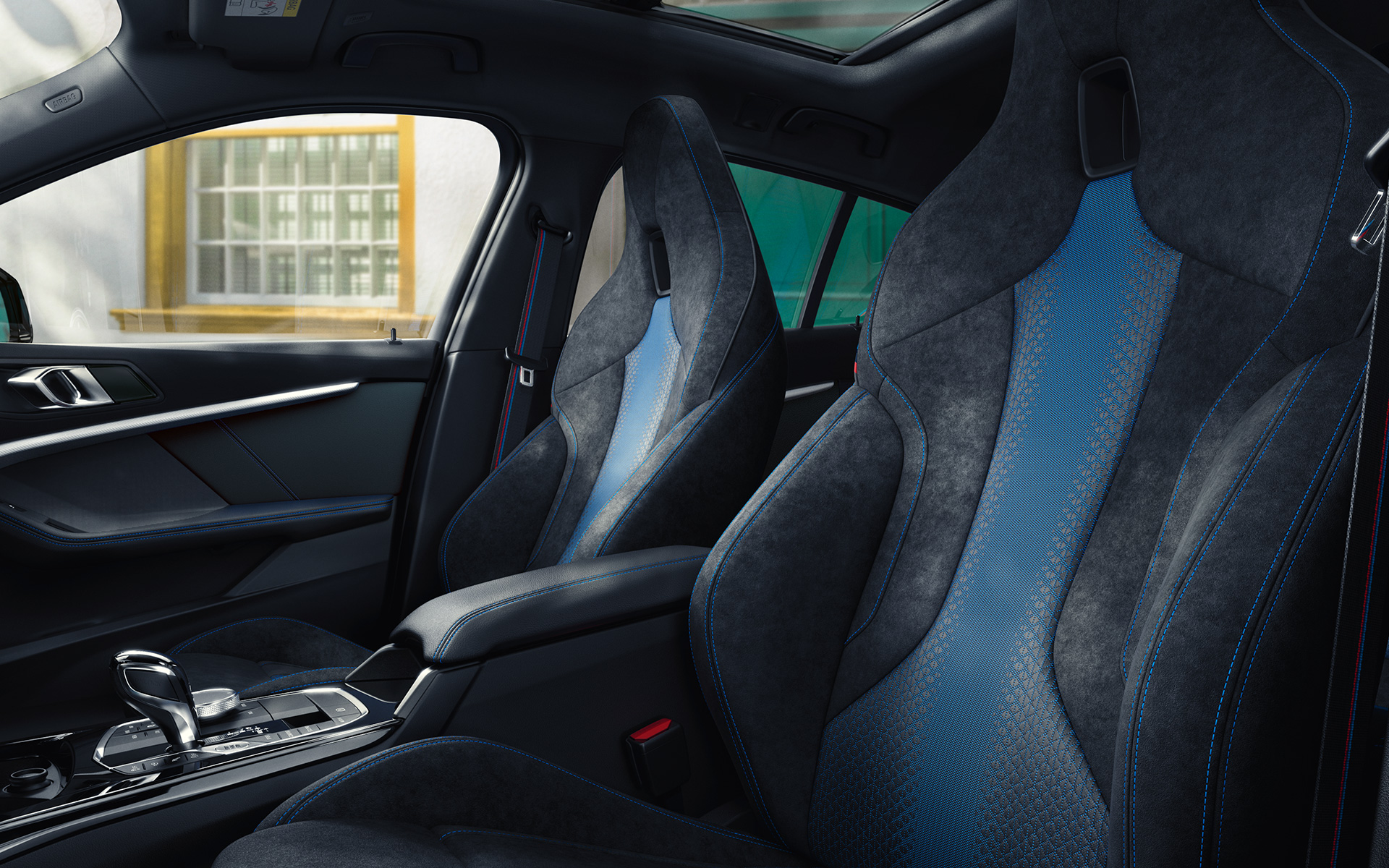 BMW serii 1 xDrive (F40) fotele sportowe M Ergonomiczne fotele sportowe M w BMW serii 1 F40 z niebieskim kontrastującymi szwami i wbudowanym zagłówkiem