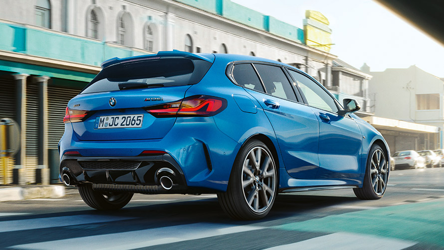 BMW serii 1 F40 widok z tyłu podczas jazdy BMW serii 1 F40 w metalizowanym kolorze niebieskim Misano, widok z tyłu podczas jazdy