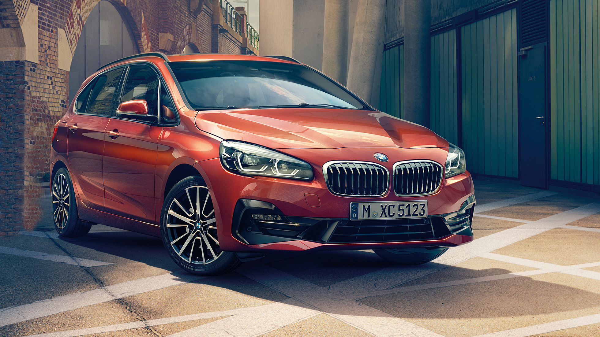 Wygląd zewnętrzny BMW serii 2 Active Tourer BMW serii 2 Active Tourer F45, modernizacja 2018, pomarańczowy zachód słońca, metalizowany, przedni półprofil parkującego samochodu