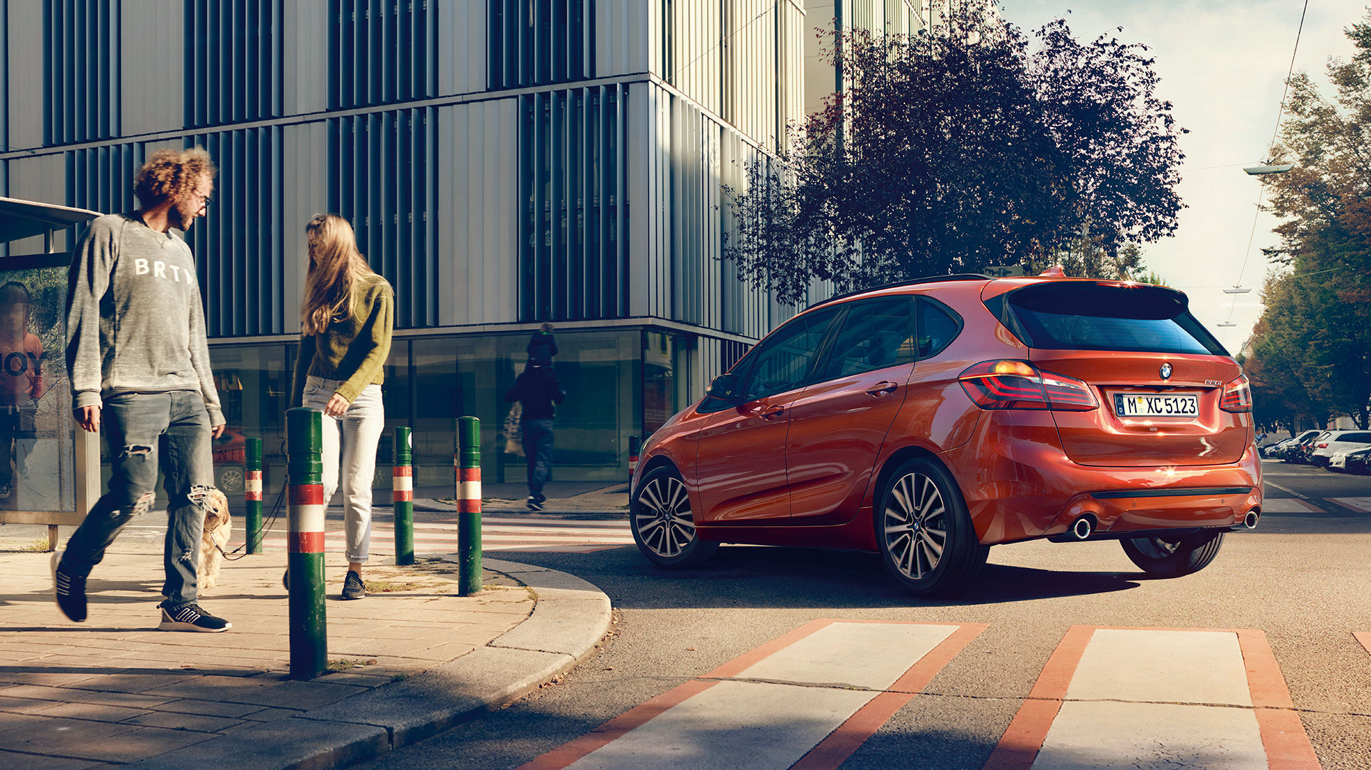 Dynamika jazdy BMW serii 2 Active Tourer Dynamika jazdy BMW serii 2 Active Tourer 220i F45 2018, pomarańczowy zachód słońca, metalizowany, tylny półprofil