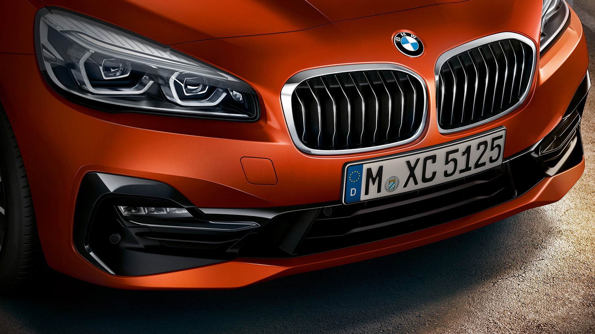 Atrapa chłodnicy BMW serii 2 Active Tourer Atrapa chłodnicy BMW serii 2 Active Tourer F45, modernizacja 2018, pomarańczowy zachód słońca, metalizowany, zbliżenie przodu