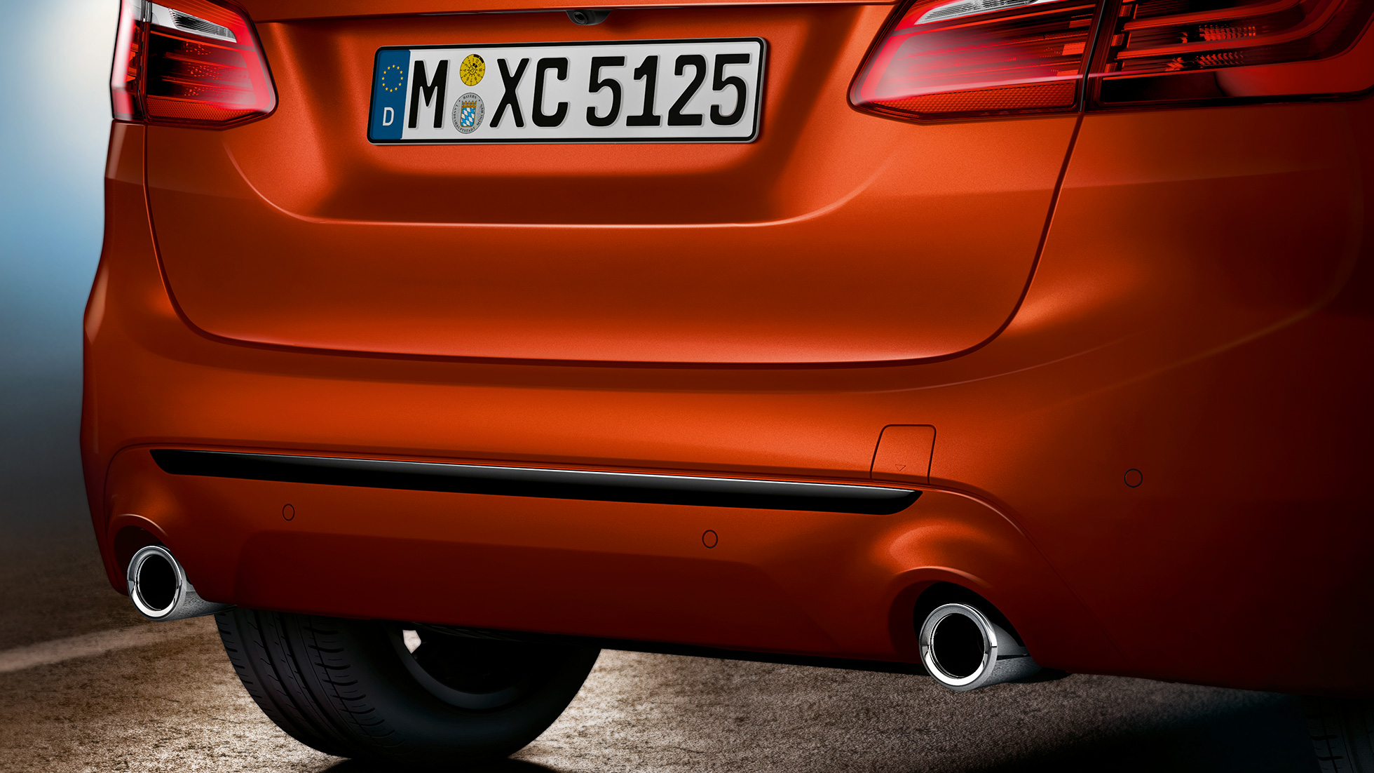 Tył BMW serii 2 Active Tourer Tył BMW serii 2 Active Tourer 220i F45, modernizacja 2018, pomarańczowy zachód słońca, metalizowany, zbliżenie tyłu