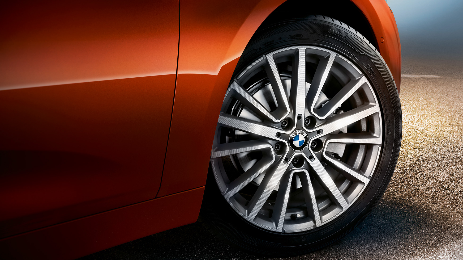Aluminiowa obręcz koła BMW serii 2 Active Tourer Obręcz koła BMW serii 2 Active Tourer F45, modernizacja 2018, pomarańczowy zachód słońca, metalizowany, zbliżenie koła