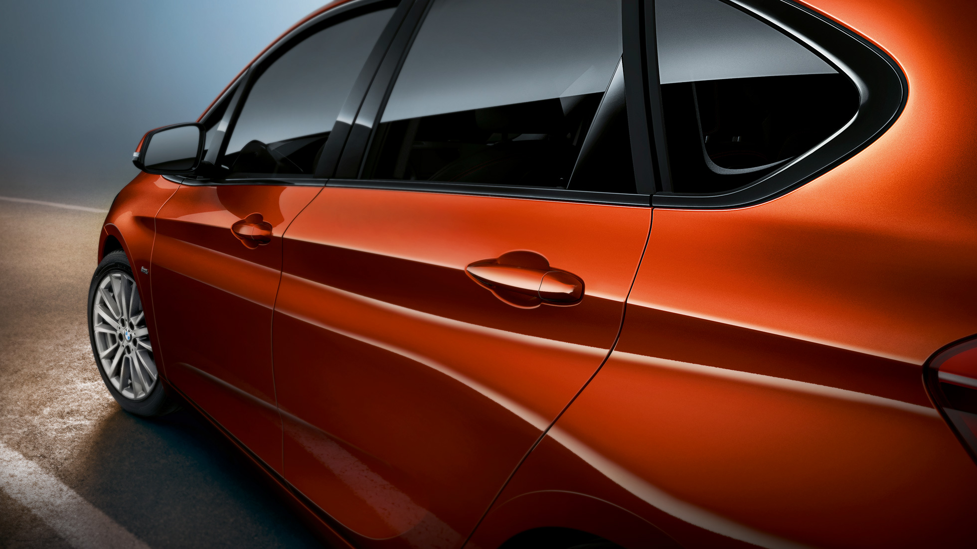 Zbliżenie boku BMW serii 2 Active Tourer BMW serii 2 Active Tourer F45, modernizacja 2018, pomarańczowy zachód słońca, metalizowany, zbliżenie boku