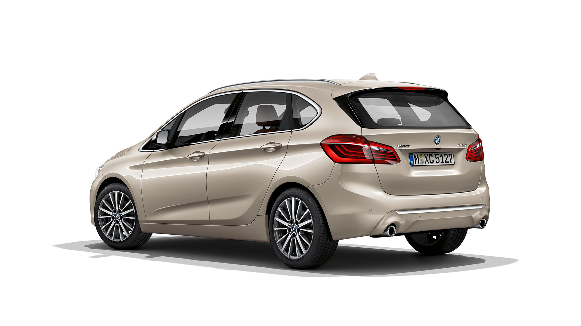 Tylny półprofil BMW serii 2 Active Tourer model Luxury Line BMW serii 2 Active Tourer model Luxury Line 225i xDrive F45 2018, beż Jucaro, metalizowany, tylny półprofil