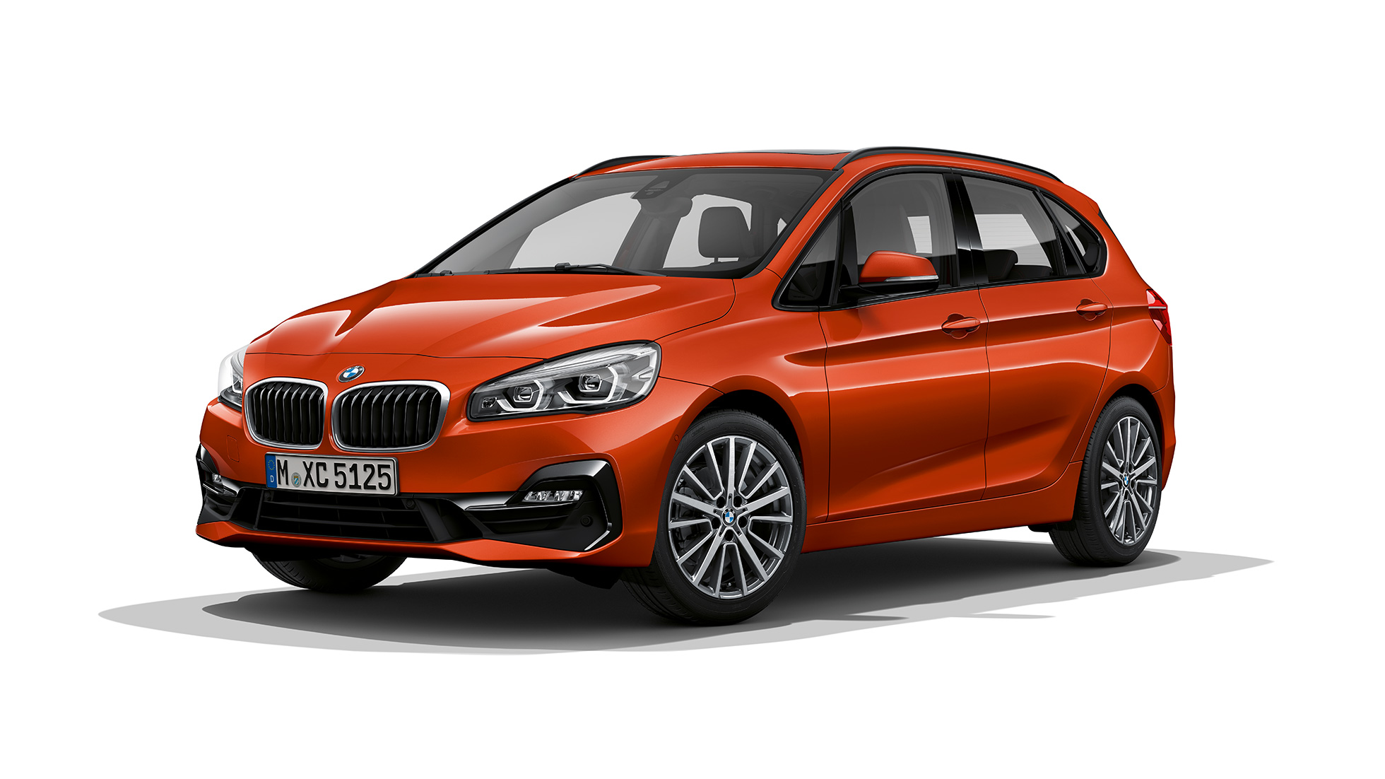 Przedni półprofil BMW serii 2 Active Tourer model Sport Line BMW serii 2 Active Tourer model Sport Line 220i F45 2018, pomarańczowy zachód słońca, metalizowany, przedni półprofil