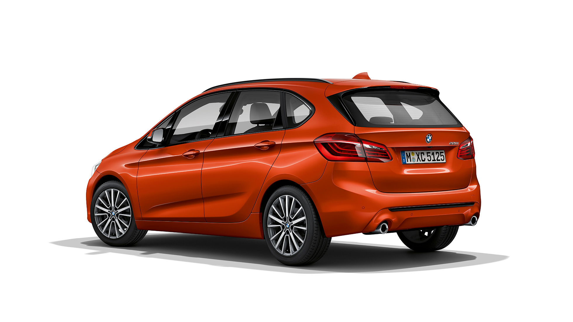 Tylny półprofil BMW serii 2 Active Tourer model Sport Line BMW serii 2 Active Tourer model Sport Line 220i F45 2018, pomarańczowy zachód słońca, metalizowany, tylny półprofil