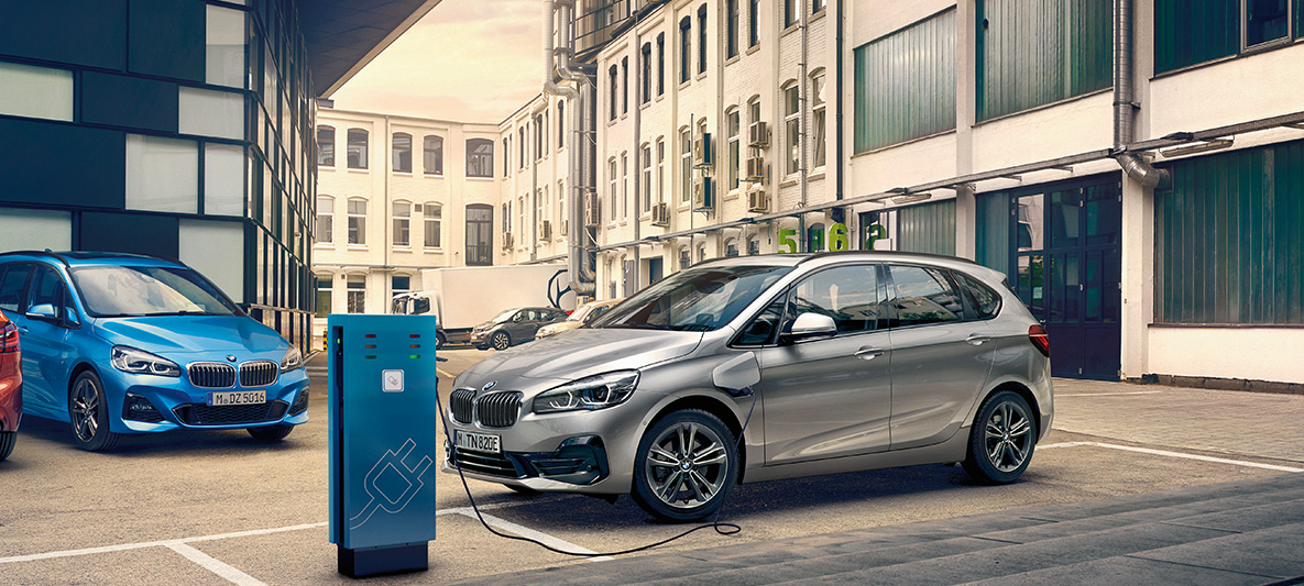 BMW 225xe Active Tourer Plug-in Hybrid BMW 225xe Active Tourer Plug-in Hybrid F45 2018 stojące przy stacji ładowania
