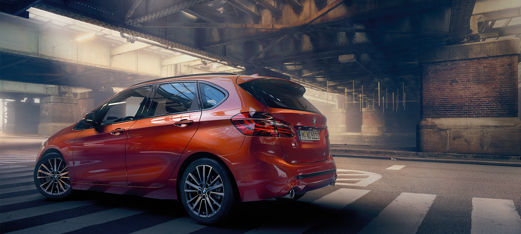 Widok z boku BMW serii 2 Active Tourer BMW serii 2 Active Tourer F45, modernizacja 2018, pomarańczowy zachód słońca, metalizowany, widok z boku na postoju w hali