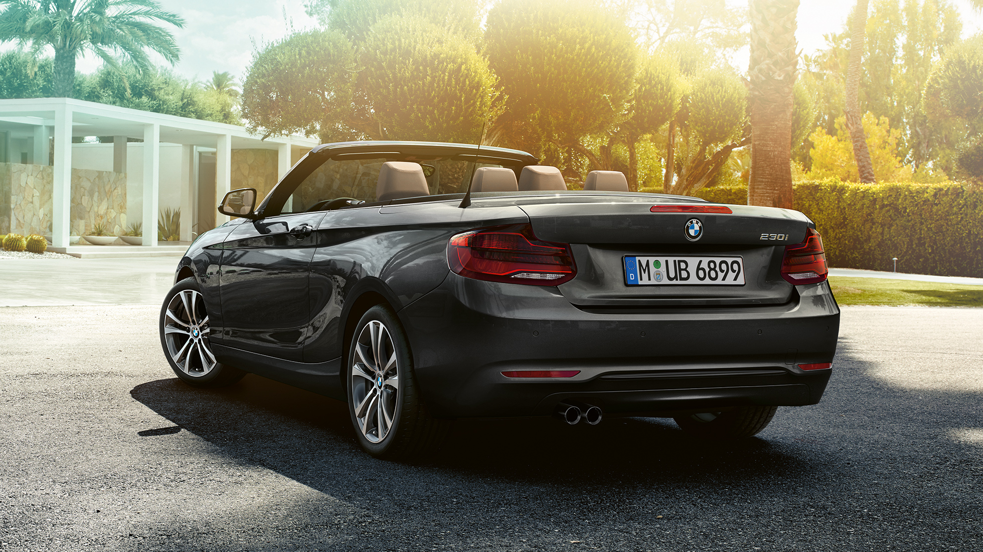BMW serii 2 Cabrio, w ruchu, tylny półprofil BMW serii 2 Cabrio, w ruchu, tylny półprofil