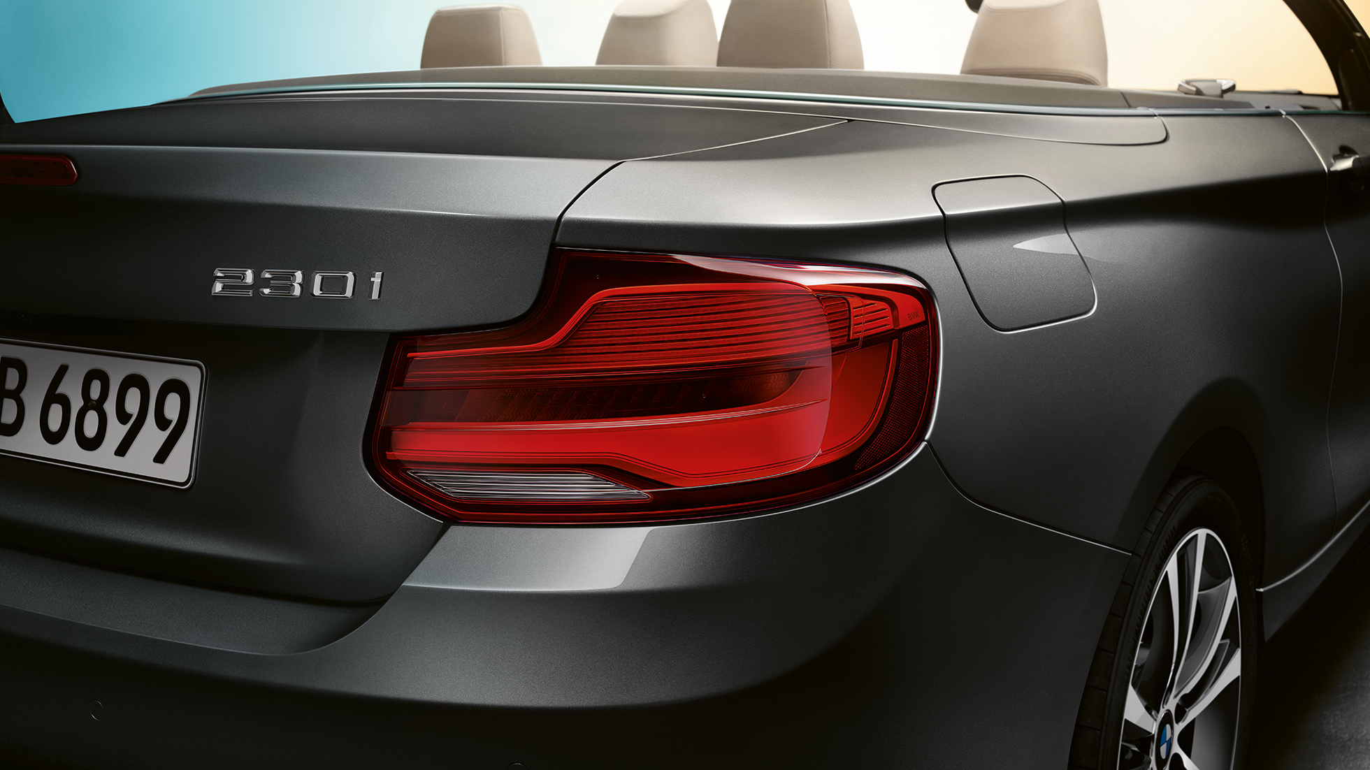 BMW serii 2 Cabrio, w ruchu, nazwa modelu z tyłu BMW serii 2 Cabrio, w ruchu, nazwa modelu z tyłu