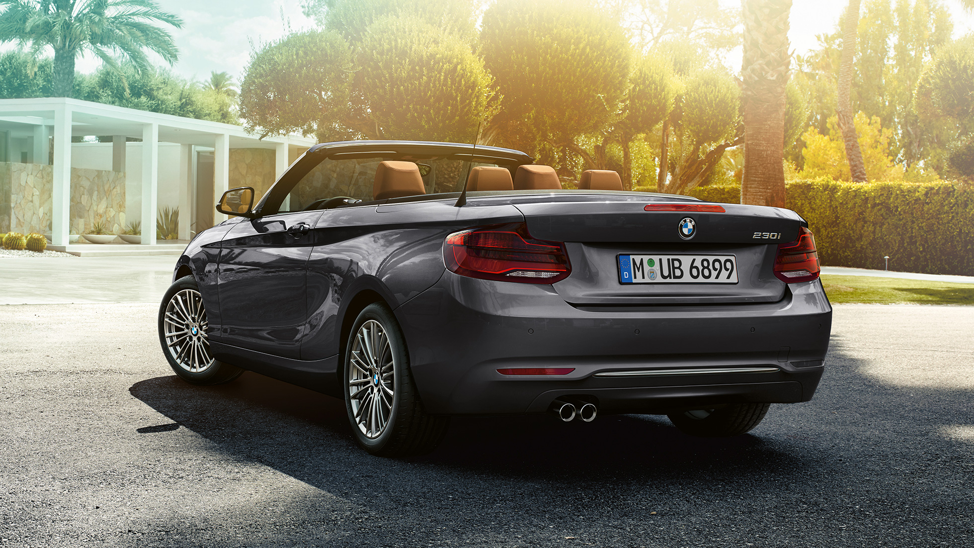 BMW serii 2 Cabrio, w ruchu, tylny półprofil BMW serii 2 Cabrio, w ruchu, tylny półprofil