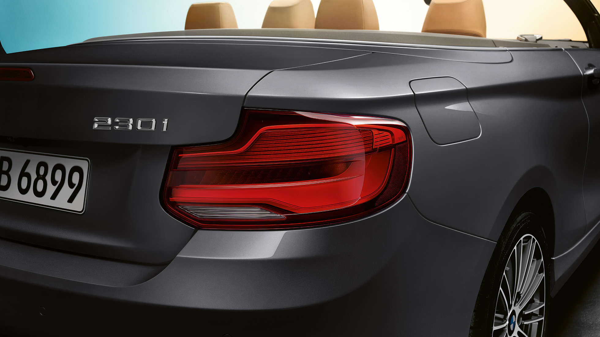 BMW serii 2 Cabrio, w ruchu, nazwa modelu z tyłu BMW serii 2 Cabrio, w ruchu, nazwa modelu z tyłu