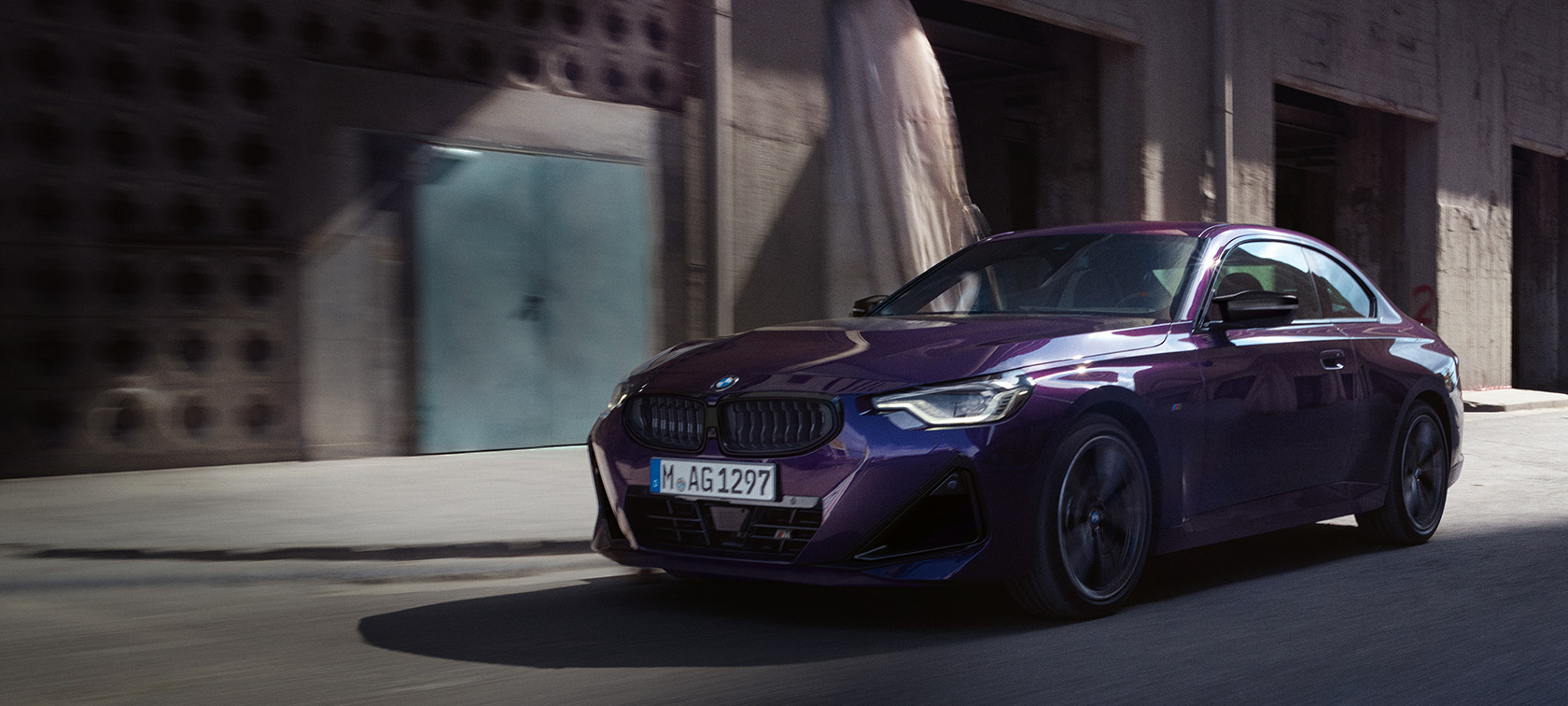 BMW serii 2 Coupé G42 2024 Thundernight metalizowany przedni półprofil podczas jazdy