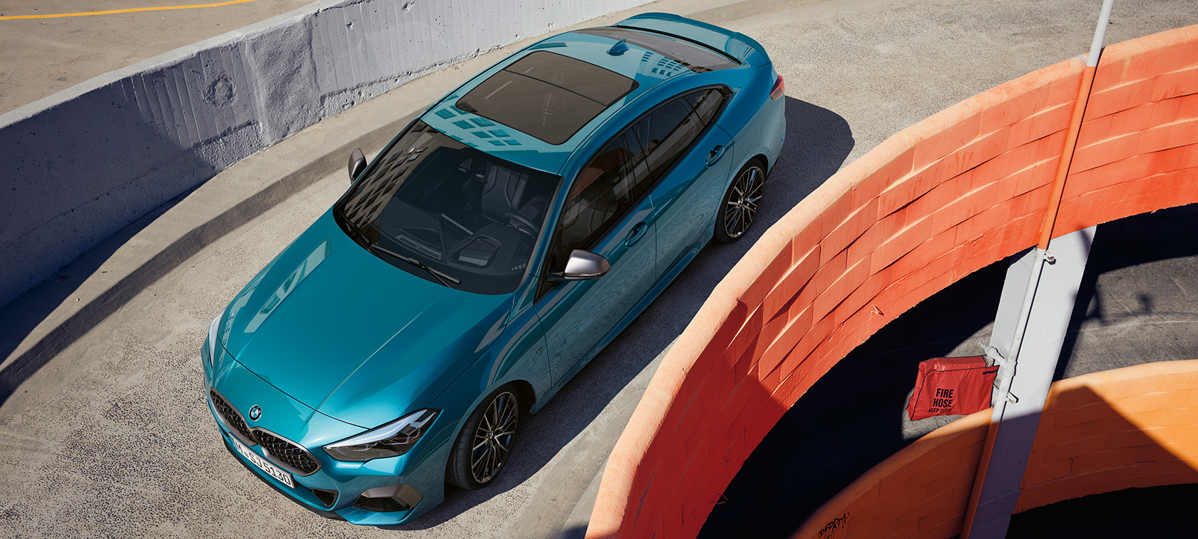 BMW serii 2 Gran Coupé ze szklanym dachem panoramicznym BMW serii 2 Gran Coupé ze szklanym dachem panoramicznym, niebieski Snapper Rocks metalizowany F44 perspektywa z lotu ptaka