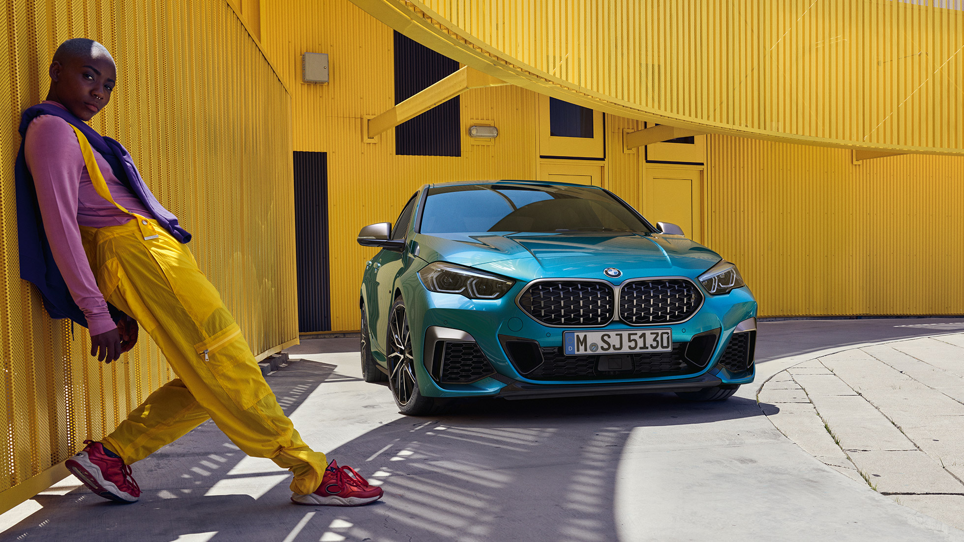 Przód BMW serii 2 Gran Coupé BMW serii 2 Gran Coupé z podwójną atrapą chłodnicy ze stylizowaną siatką, niebieski Snapper Rocks metalizowany F44 przedni półprofil