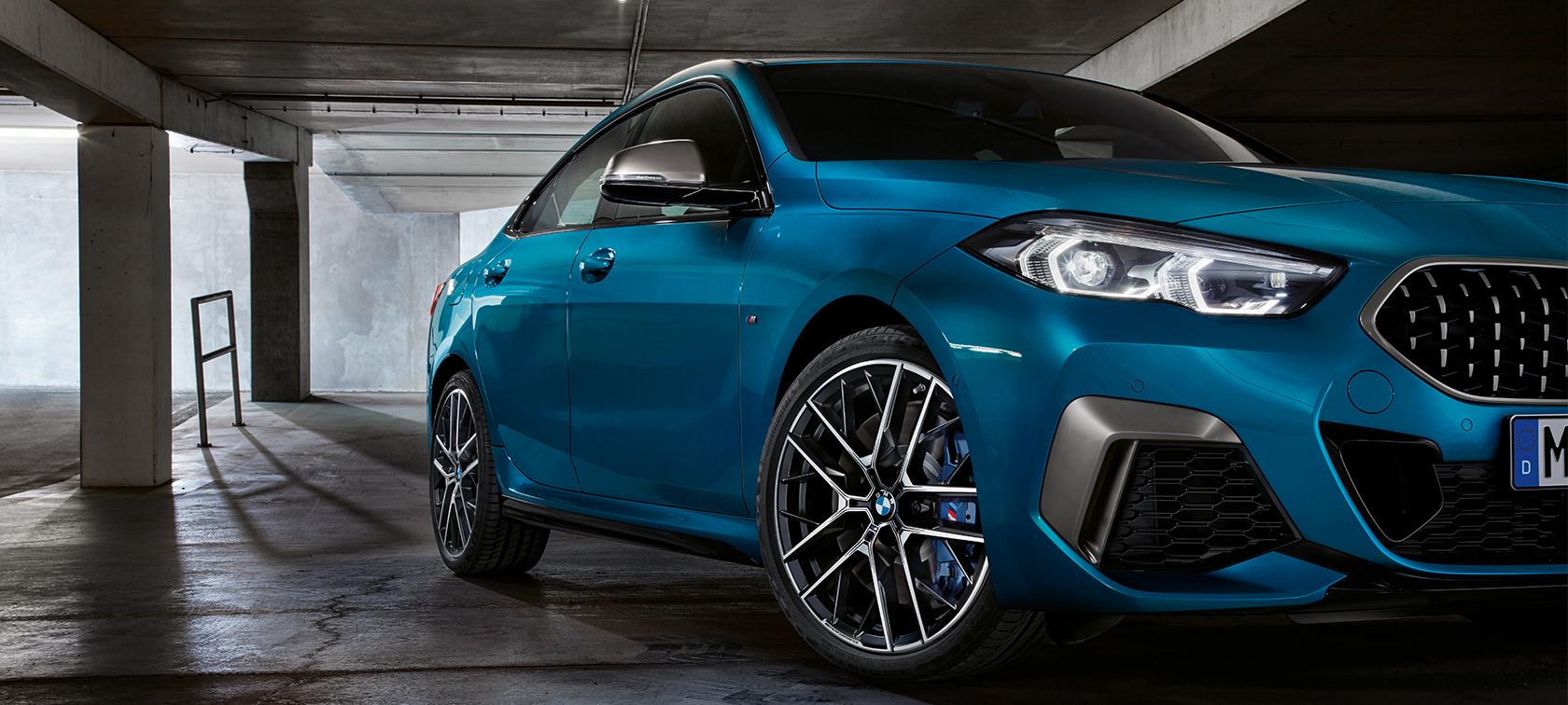 BMW serii 2 Gran Coupé, przedni półprofil BMW serii 2 Gran Coupé, niebieski Snapper Rocks metalizowany F44 przedni półprofil