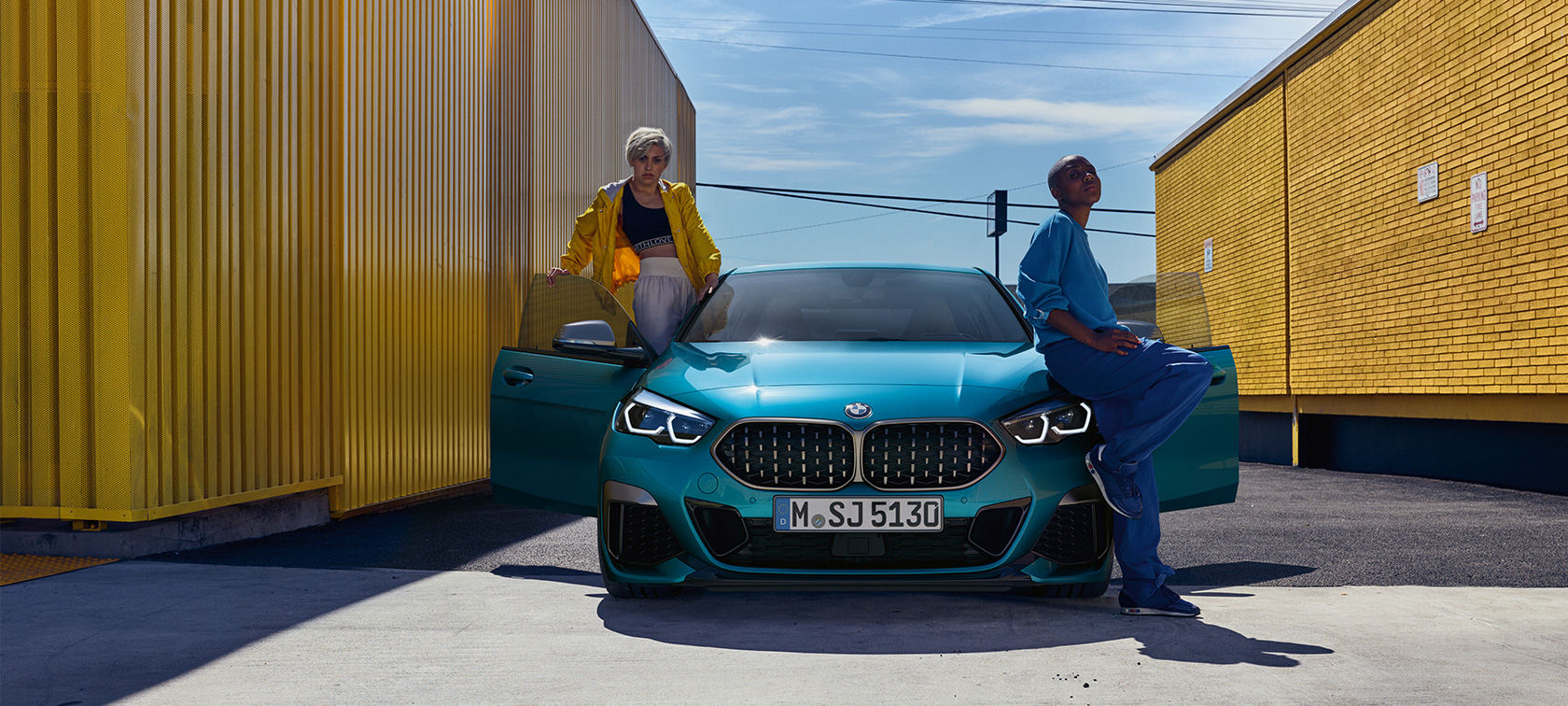 BMW serii 2 Gran Coupé widok przedni z otwartymi przednimi drzwiami BMW serii 2 Gran Coupé, niebieski Snapper Rocks metalizowany F44 widok z przodu z otwartymi przednimi drzwiami
