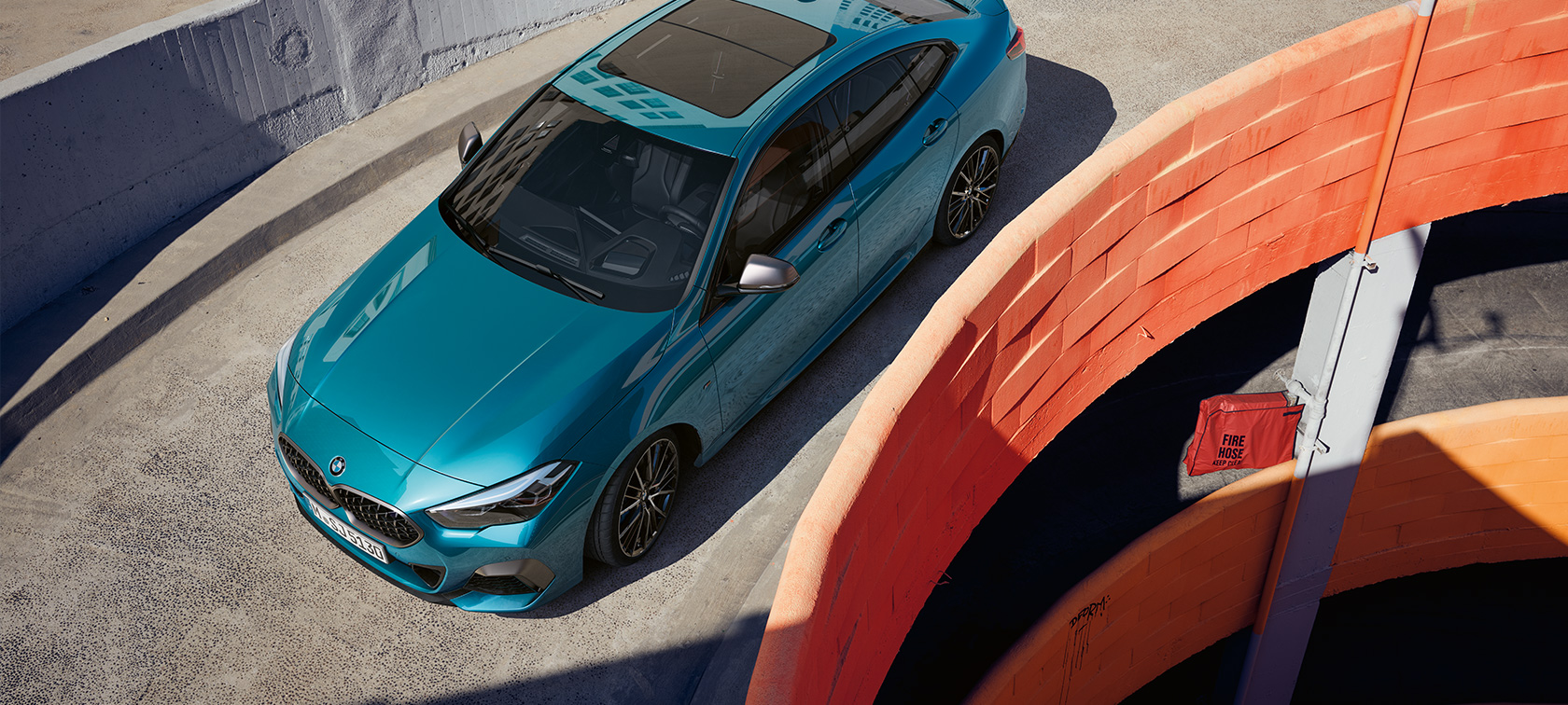 BMW serii 2 Gran Coupé F44 przedni półprofil z góry BMW serii 2 Gran Coupé F44 niebieski Snapper Rocks metalizowany przedni półprofil widok z góry na dach